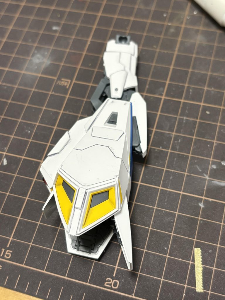 足回りをスジボリとプラ板でディテールアップしてみましたバーニアは安定の黒鉄色ですまっすぐ彫るのってめちゃくちゃ難しいですね💦プラ板の形状ももう少しこだわりたかった所経験値を積んでいくしかないですね🤔