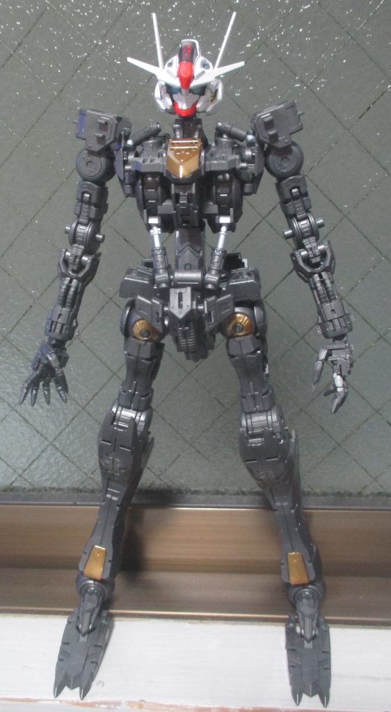 まず頭部の装甲を取り付け。ここから他の装甲をミキシングして製作しました。