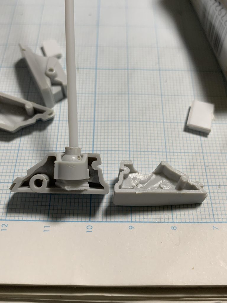 足の中はこんな感じ。SDフレームの足はボールジョイントなのでそれを移植しています。