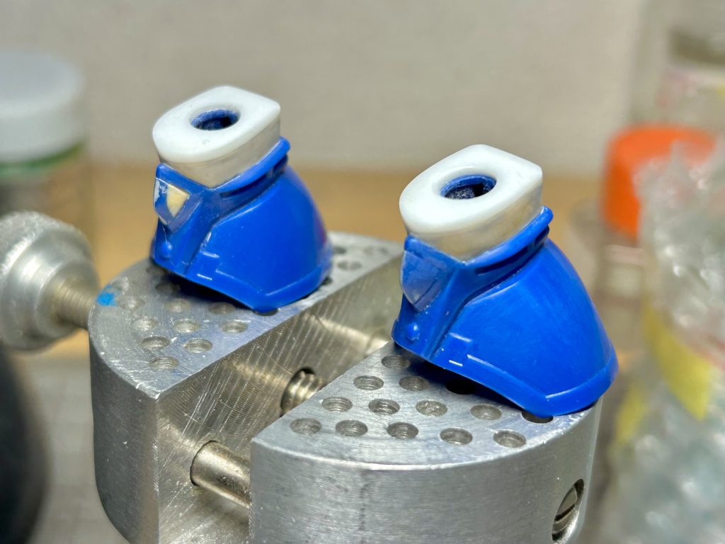 股関節のボールジョイント受けを一段低い位置に移設したので、鎧に隠れていた太ももが外から見えるようになりました。細くて貧弱だった太ももをエポパテで大幅に太らせました。