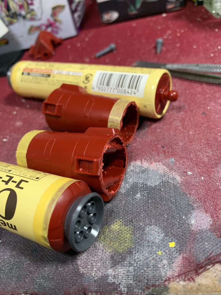 足はお菓子の筒にプラ板を貼って制作。