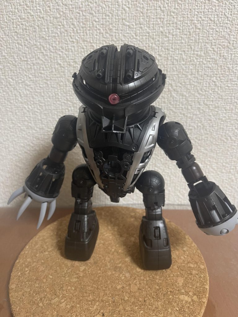 フレームも塗装してます。黒サフ吹いて黒鉄色とシルバーで塗ってます。