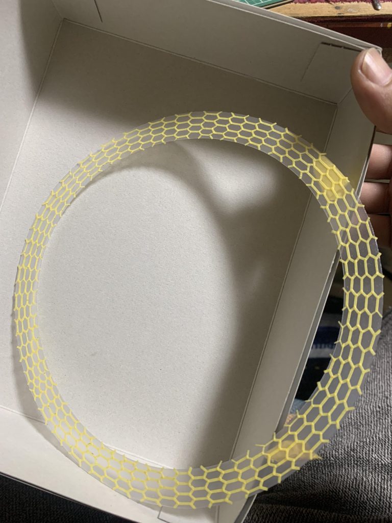 サイコシャードは細切りマステを六角編み目状に貼って、ガイアの蛍光クリア系の黄色やらオレンジやらメタリック塗料で着色。