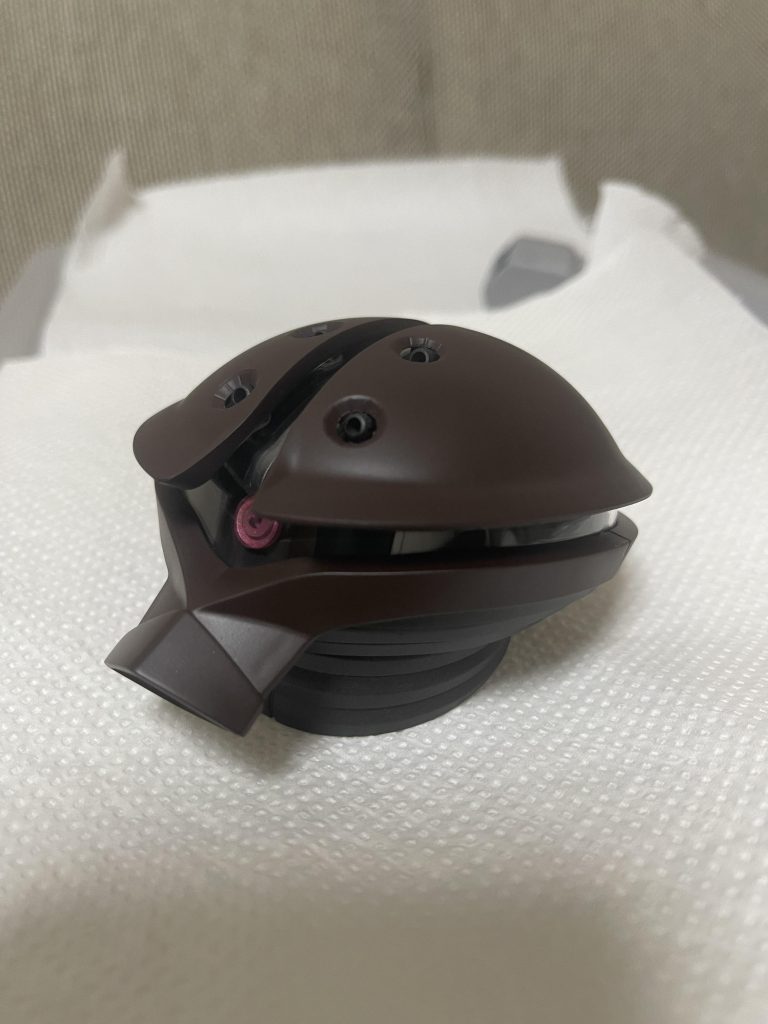 頭部のみ組んでみた状態です。この状態だとチョコパイみたいですねw