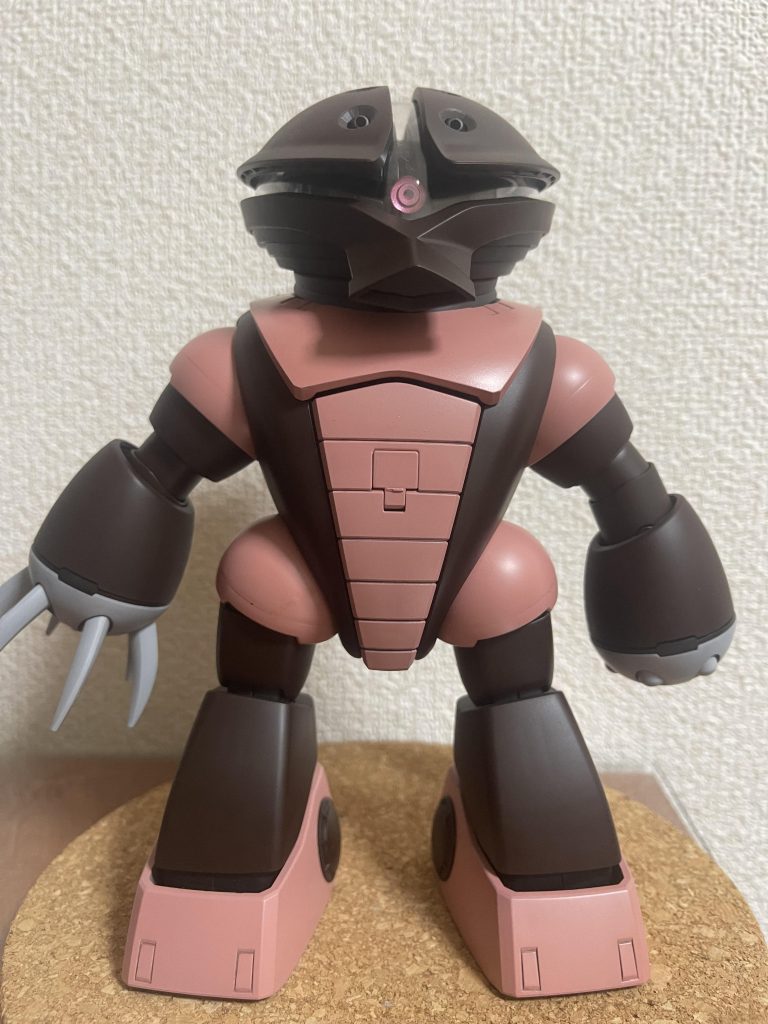 機体色の焦茶色はそれっぽく出来たんですが、本来薄黄色?になるところがどうしても再現できなくてピンクみたいな色になってしまってます。当初は通常色で塗装しようとしてたんですが、ピンクみたいにしかならなくて試しに仮組みしたらアポロチョコみたいに見えたのでそのまま焦茶色&ピンクで仕上げました。