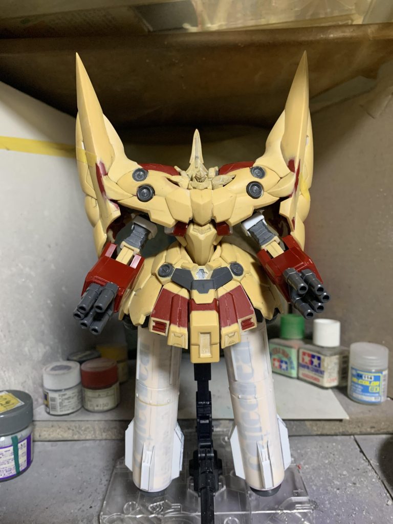 全体的にパテの使用量が凄まじく、タミヤの速硬化エポパテ100gを2セットくらい使ったようなそれとも3セットだったか、とにかく肩にめちゃくちゃ大量のパテを消費しました。