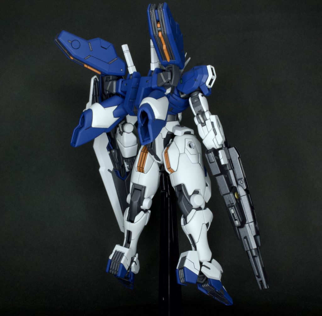 リアから。短足に見えますが、短足なのでしょうwバックパックが蝶みたいですね