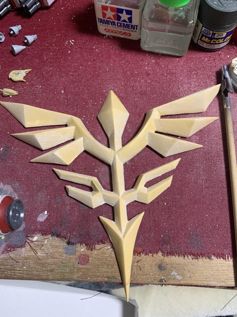 ジオンと連邦のアクションベースのイメージで自作台座を作成。全部パテだとコストが高すぎるので、表面だけエポパテで、中身は石塑粘土です。