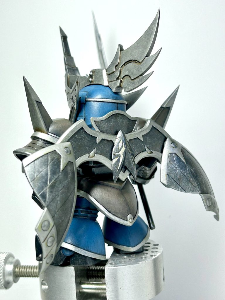 後ろ姿中国の時代劇映画に出てくる武将のイメージで、メインカラーを重厚感のあるブラウンに。モチーフがガトーのゲルググということなので、顔と脚には青を残しました。サフとトップコート以外は筆塗りです。