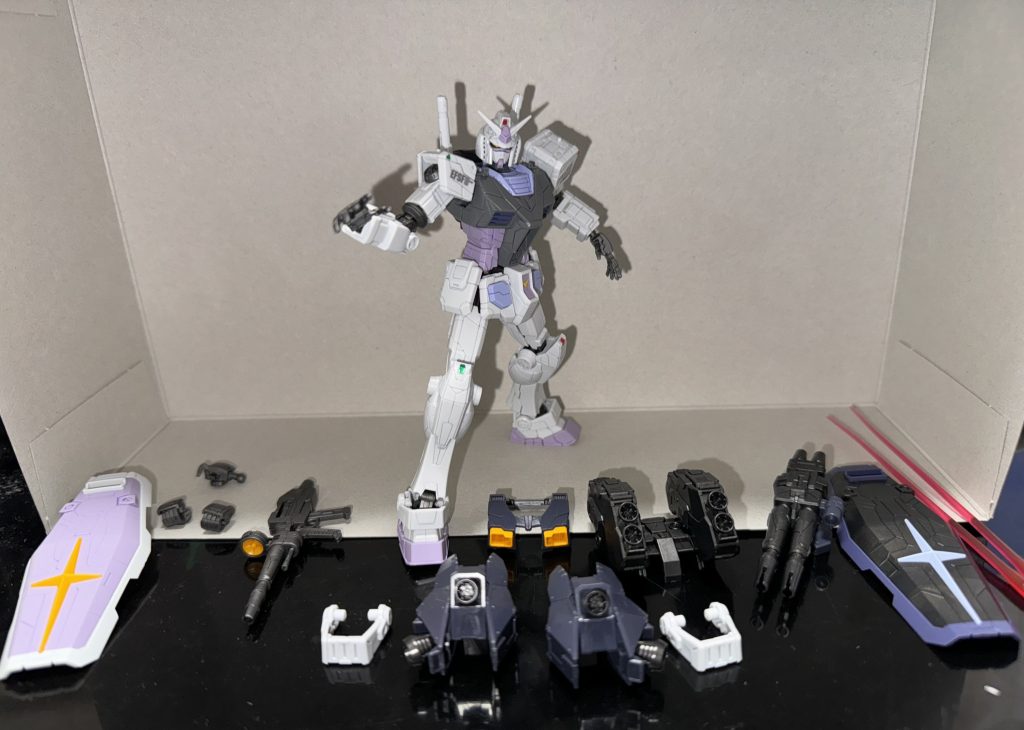 武装など本来は高機動型用の足首ガードを取り付けるのですが高機動型では運用しないつもりだったので通常のパーツにしましたシールドは余剰パーツで基部以外出来上がりますその他、肩などで余剰が出ます