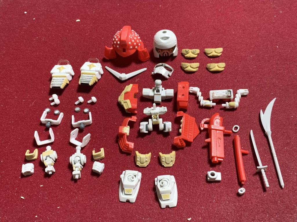 パーツ全図カブトの丸ポコを打ち直すというめちゃくちゃめんどくさいことをやってますね(笑)確か、元の造形が甘かったのでその部分に穴を空けて2ミリプラ棒の先端を丸く削ったものを埋め込んで…という作業だったと思います。過去作を振り返ると、こんな事やってたか〜！というのを発見できておもろいですね〜。