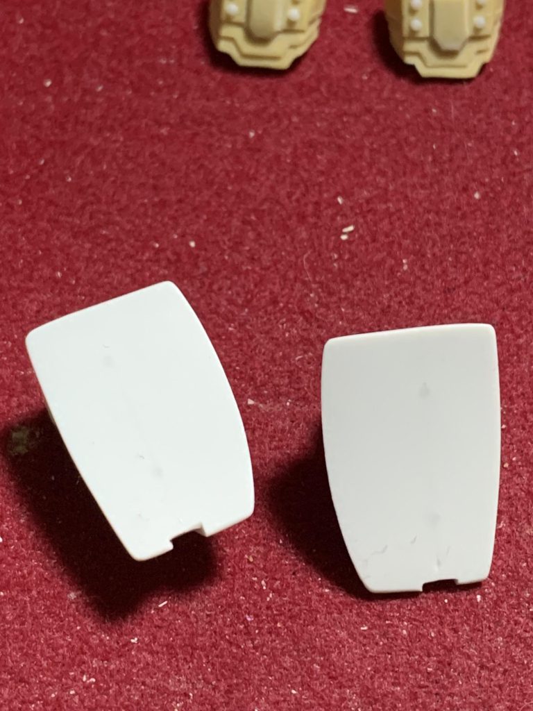 足裏はツルツルなのでプラ板を貼ってディテールアップ。アピールショットの7枚目の画像で確認できます。