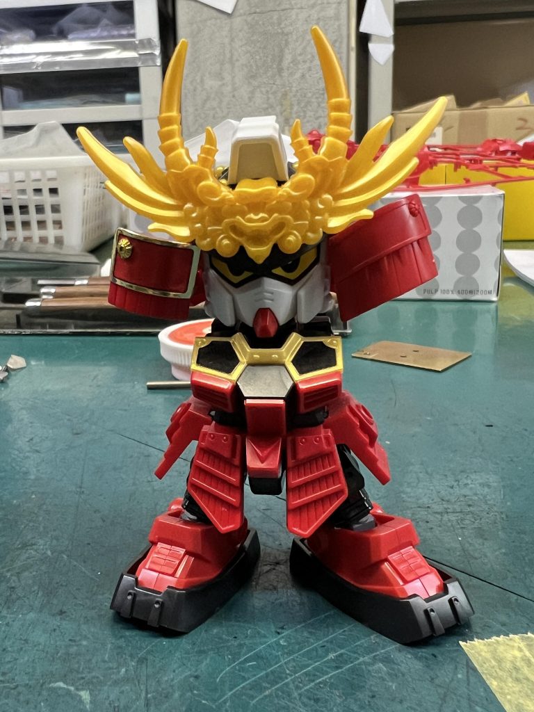 顔の横の吹き返しもレジェンドの吹き返しより武神の吹き返しを使いたかったので綺麗にカットして可動する穴を付けるのも結構時間かかっちゃいましたねー。それより、組立から塗装まで１年も放置してしまいました。ようやく完成です♪