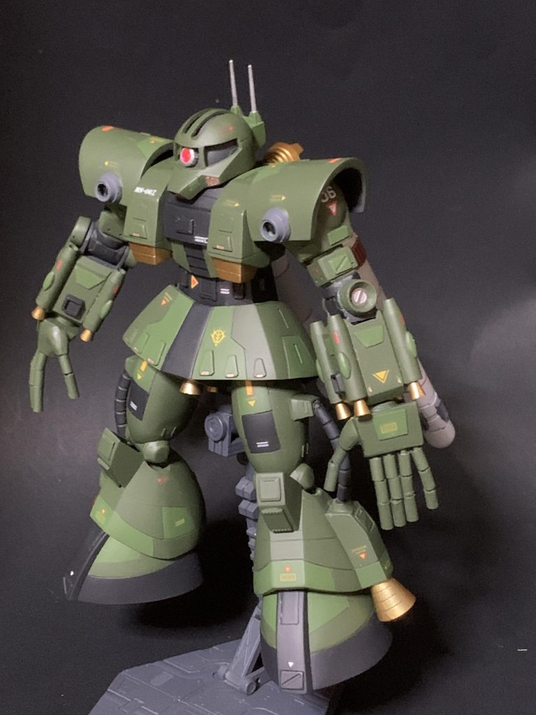 フトモモ10㎜、上腕8㎜延長。指も長く。胴はプラ板箱組みで10㎜延長です。バーニアを全て交換。スジ彫り、プラ板、市販パーツでディテールアップです。緑2色とジャーマングレーで塗装。デカールはリアルタイプザクIIを主に手持ちの物を貼りました。