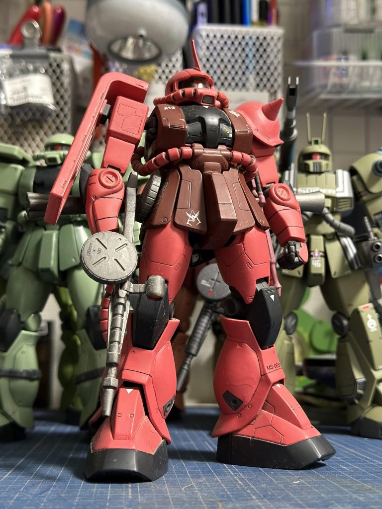 MGシャア専用ザクⅡ MS-06S(初代)1995年に作ったもの(29才)。東日本大震災からも生き残った強者。そんじょそこらの作り手より歳食ってる。ストレートに素組み。筆塗り全塗装仕上げ。合わせ目・パーティングライン処理。スミ入れ。付属のガンダムデカールとシールでマーキング。MGガンダムとMG量産型ザクも作ったのですが、こちらは東日本大震災のときに棚から落ちた挙句にいろいろなものの下敷きになって破壊されました。