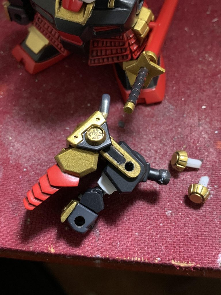 SDフレームの肩の中心を可動軸にしています。小さいボディにこそ可動部位を入れておかないと、あっちこっち干渉してポージング時にイライラします(笑)