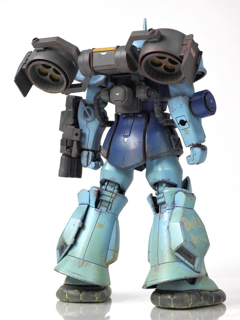 バックパックの扇風機？部分は旧キットブラウ・ブロのスラスターを加工しました。アームはスクラッチして、円柱型のパーツは30MSの太ももに挟むリング状のパーツを２つ重ねました。アームと扇風機の接続は真鍮線で、動きます。