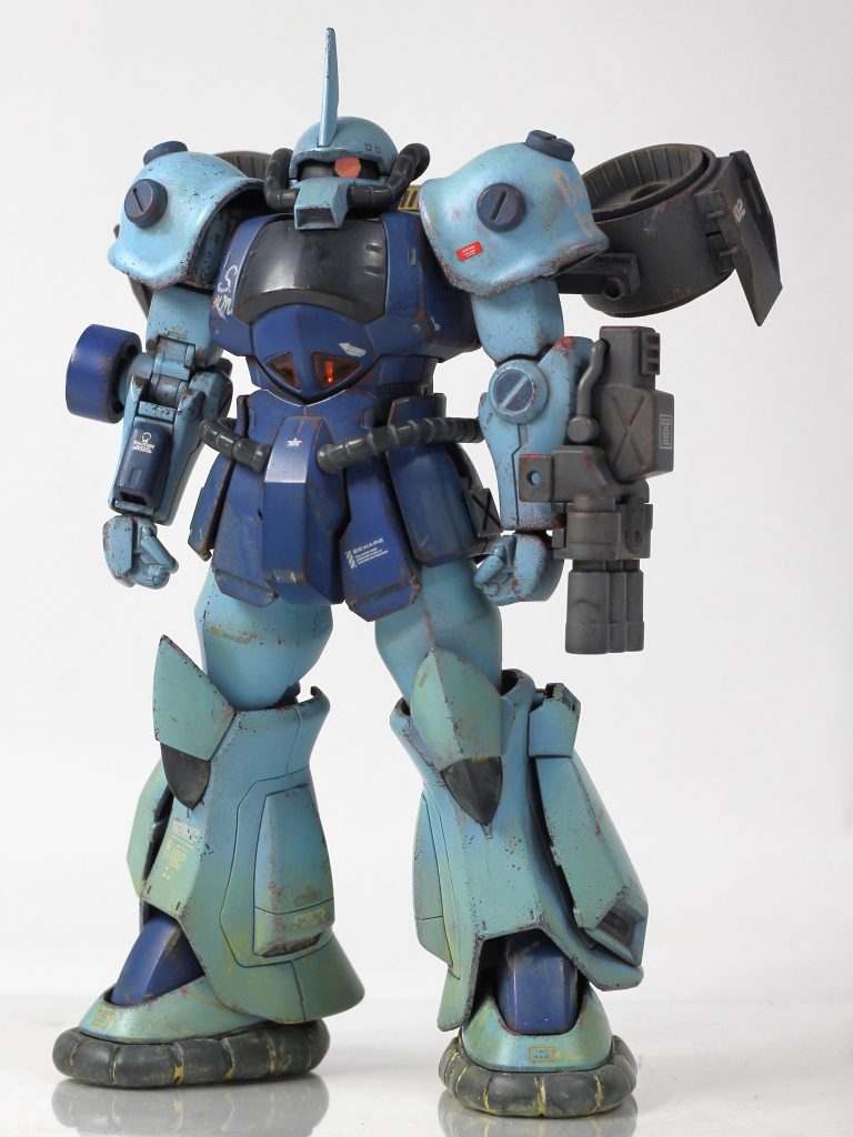 リバイブグフがベースです。左腕のバルカン砲はグフカスタムから。フロントアーマーはプラ板で形状変更。足の追加装備はAGE-オービタルとAGE-FXのジャンクパーツから。足の裏のクッションはパテで造形しました。肩アーマーのボルトはコトブキヤのMSG。ハンドパーツはビルドハンズ丸。