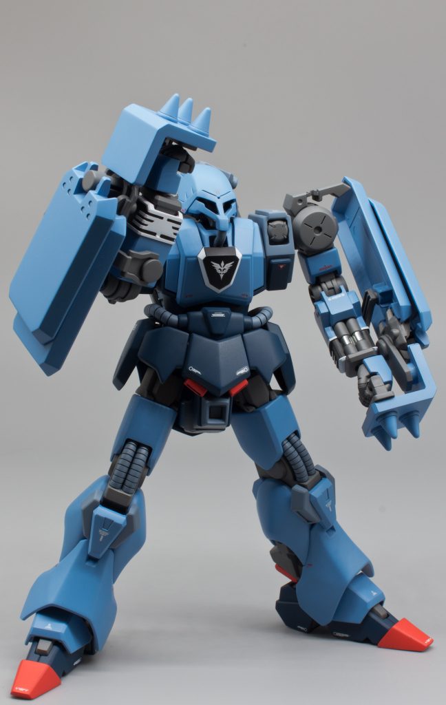 徹底した軽量化で特に語りだしたら剥き出しの特徴的なデザイン！！フォルムはよいのですが色分けは明らかに「手抜き」な感が。。特に袖のモールドの省略はせめてモールドだけでも欲しかった。。諦めてベタ塗りしちゃいました😅