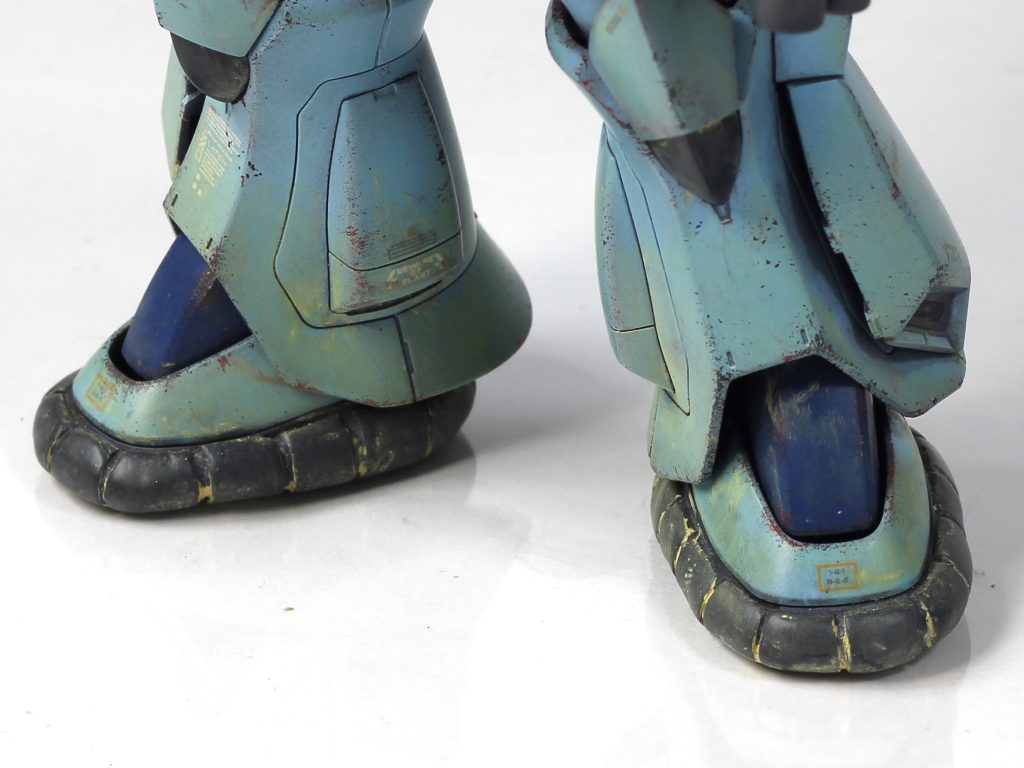 足回りを重点的に汚しました。機体の上のほうには退色表現を重点的にやりました。