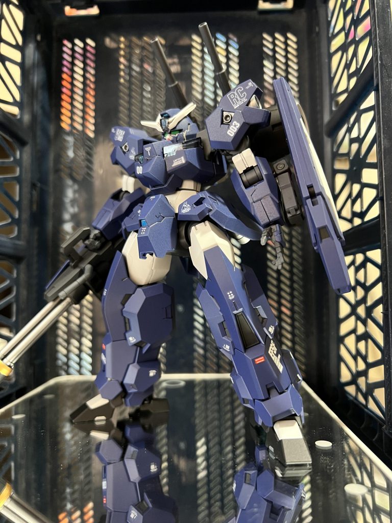 カラーは最近見つけたティターンズブルーの缶スプレーを使いました。