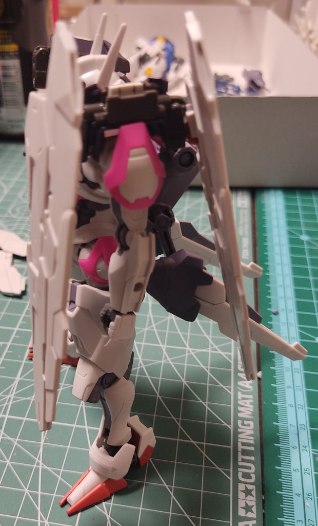 フルクロスって邪魔になると自分でパージするの勿体ないよねという友人との話題から着想を得て製作開始本来ルブリスシールド4枚で構成するつもりでしたが制作当時まだ入手困難だったので背面側2枚はリベイクライフルに変更結果として側面が埋まってシルエットが良くなったので結果オーライでした