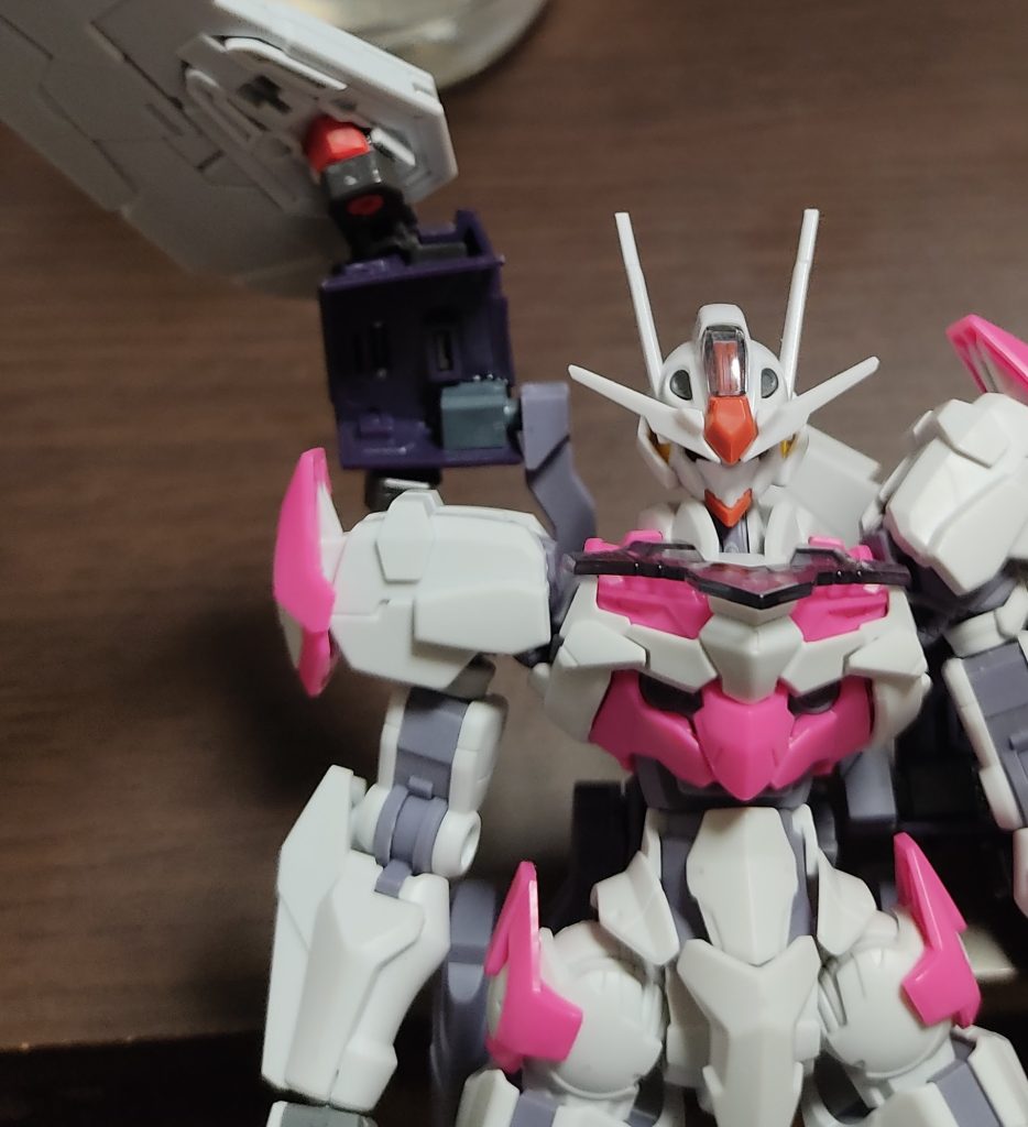 肩部はＭＧフルクロスから拝借シールドの接続はルブリスのリアアーマーにフルクロスの接続ピンを接着