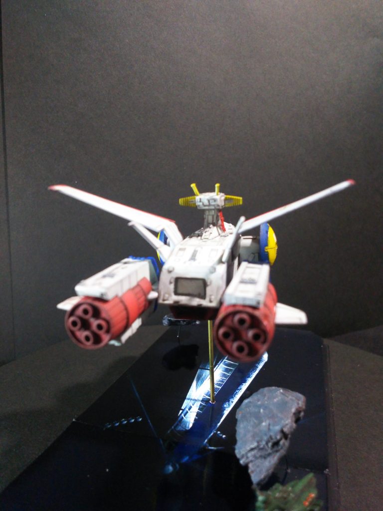 後方から。ここはエンジンの噴射口を開口し、市販パーツの「パイプ」を接着しています。また後部格納庫にプラ板にてシャッターのようなものを作成。横筋をいれたプラ板を切り出し、格納庫へ貼り付けました。