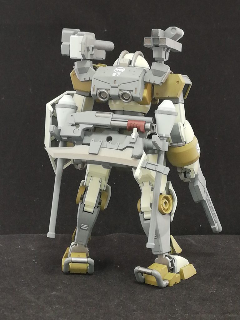 背面に予備武装を満載しています。