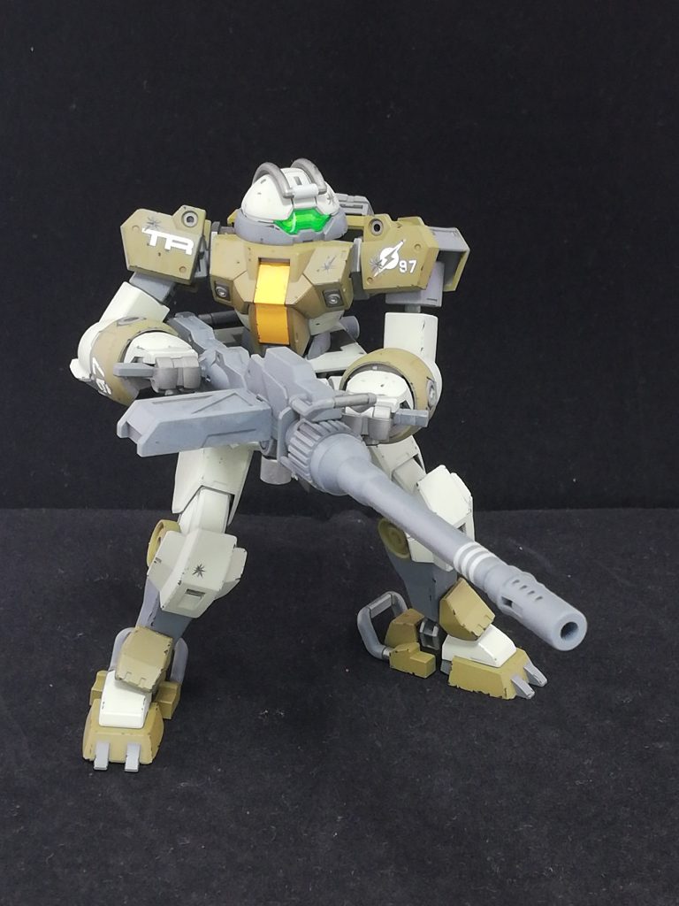 武装はどれも実弾中心で、旧式感と不穏さを強調しました。