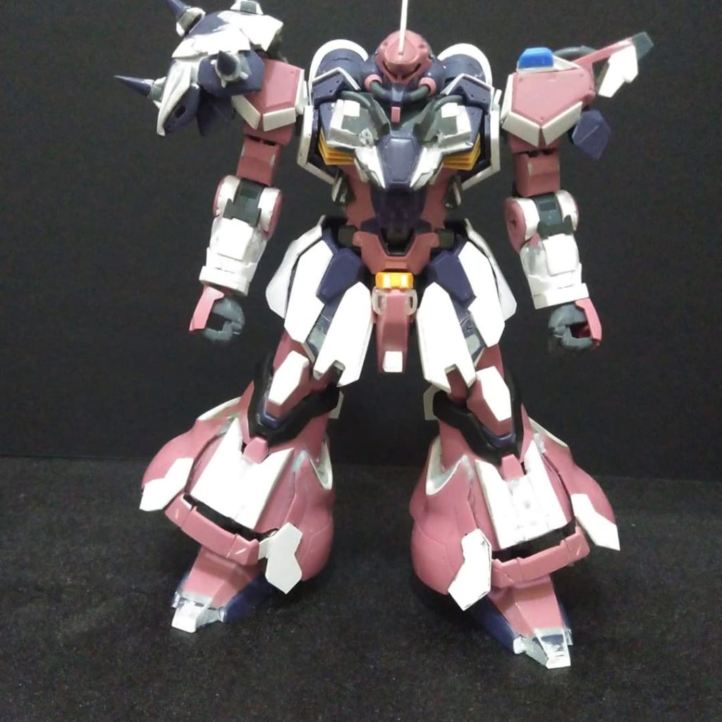 マスキングテープで型を取りプラ板を切り出し削るを繰り返しました。