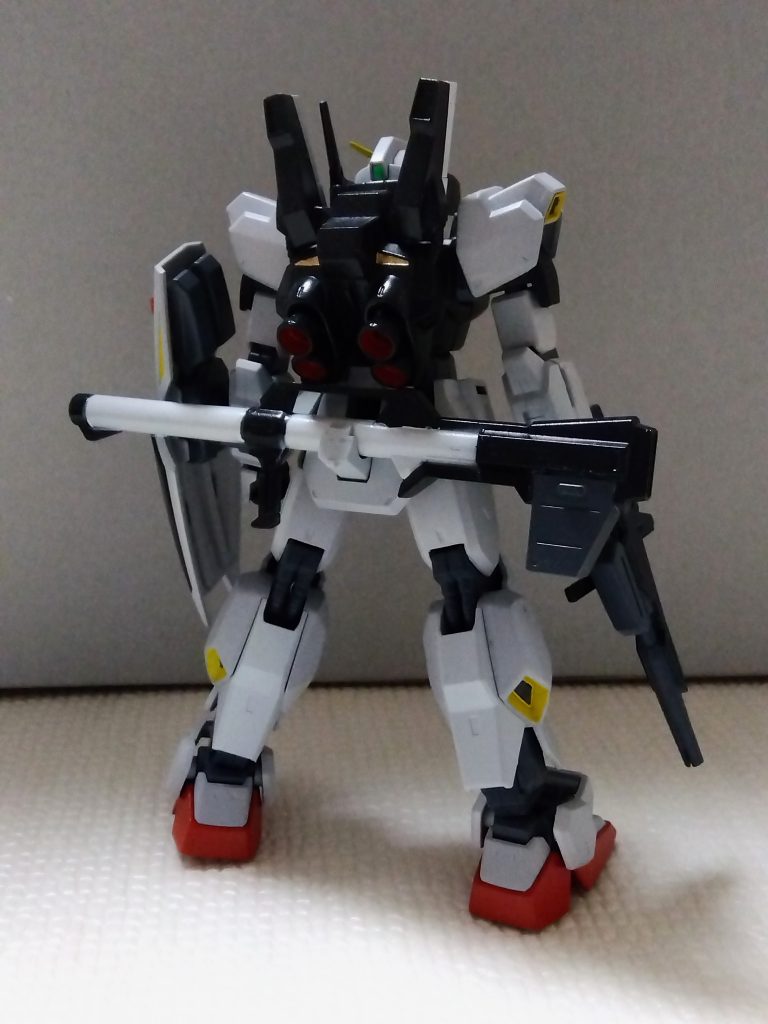 背後から。RGを意識してバックパックの一部を金色で塗り分けてみました。