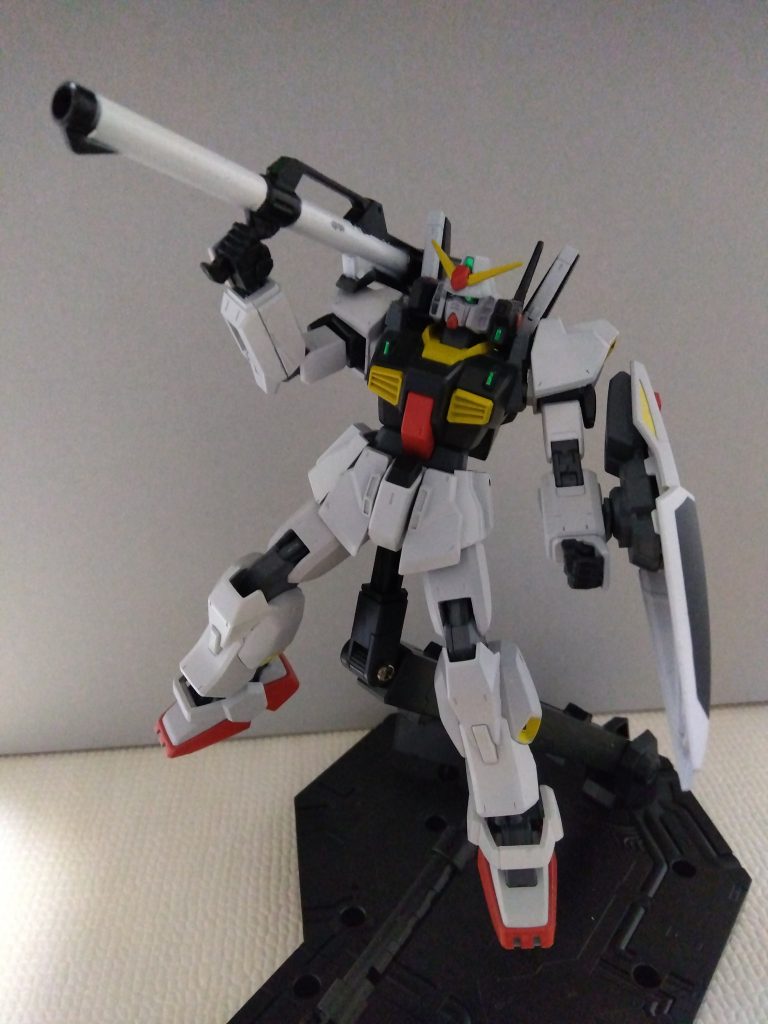 白と黒の塗り分けのため一番大変だったと思っているバズーカ。リアアーマーにマウントしてたら塗膜持っていかれましたorz
