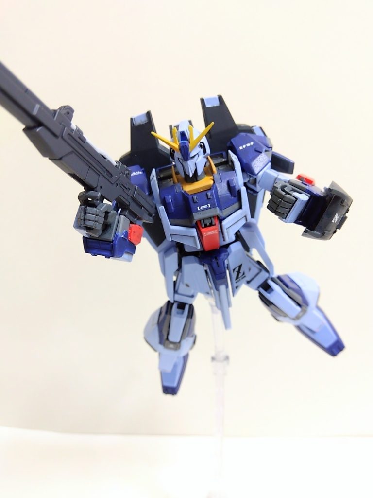 塗装はいつものシタデルとファレホに墨入れ塗料のダークブラウンで墨入れを。カラーリングはライトニングガンダムをイメージしました。