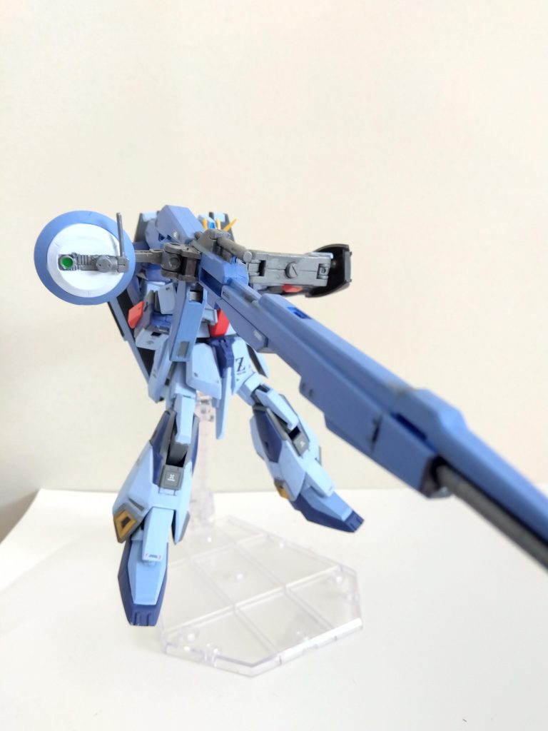 ハイパーメガランチャーは左右部分を切り取って、右側にはビルダーズパーツのMSドームを、左側にはガンプラバトルアームアームズとMSGのグリップを組み合わせた可動式のグリップを取り付けました。このおかげで、可動域があまり広くない旧HGUCのΖガンダムでも楽にハイパーメガランチャーを持たせる事が可能になりました。