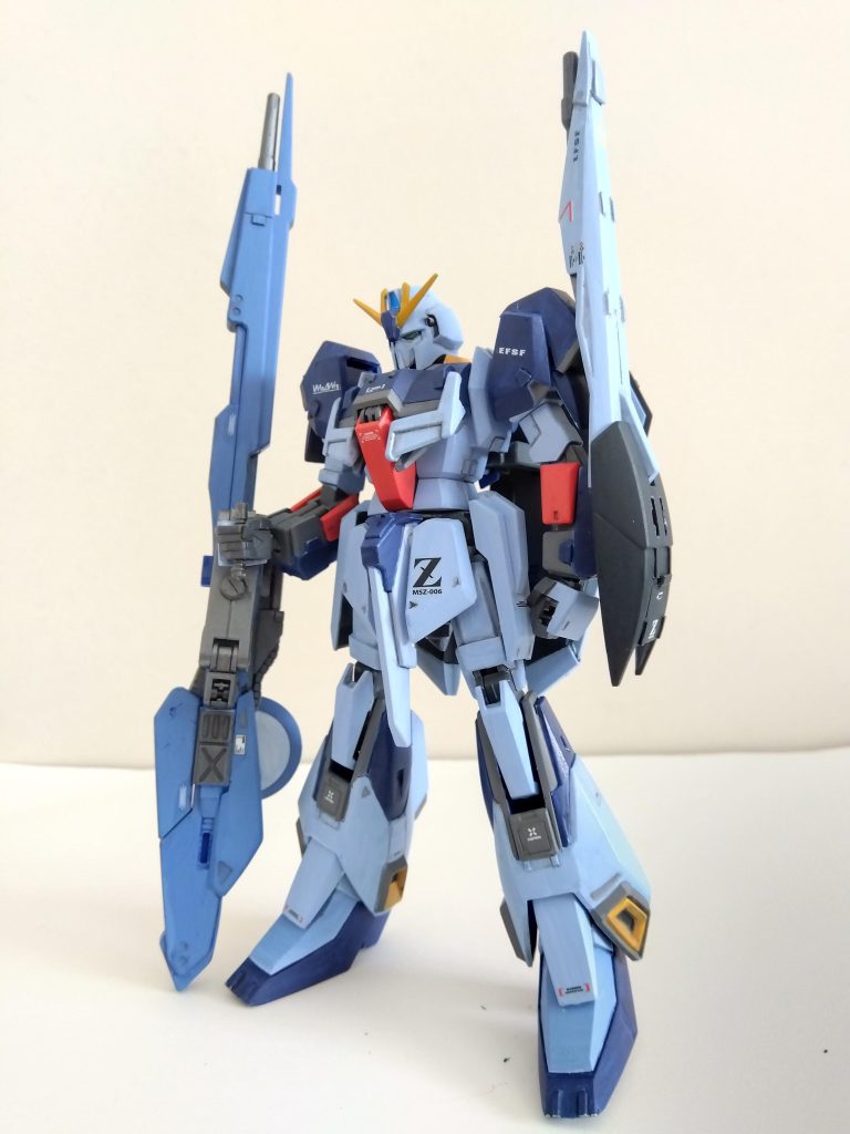 シールドは機首部分を2cm程プラ板で延長して、ビームライフルの砲塔部分を埋め込みました。