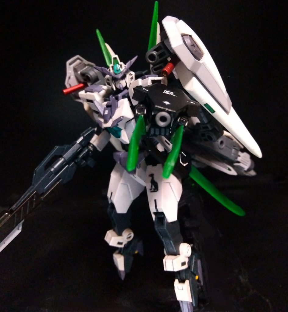 ビームガンはビットを粒子制御アンテナとして機能させる事で威力が強化されている またビットはシールドに搭載したまま格闘戦用クローとしても使用できる