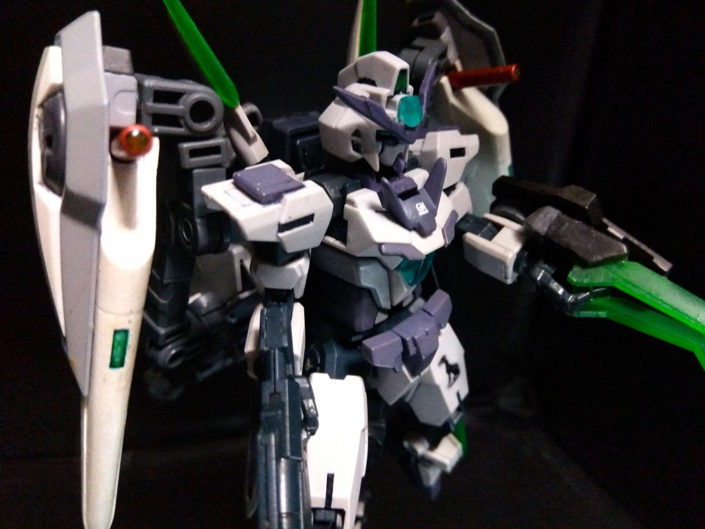 GNソードビットはバックパック、腰部背面、シールドにそれぞれ2基ずつ搭載 近接武装の増加により、ビームサーベルは本体のGNドライヴ下部に1本のみ移設 代わりにコアライザーのバインダーにはGNミサイルが搭載された