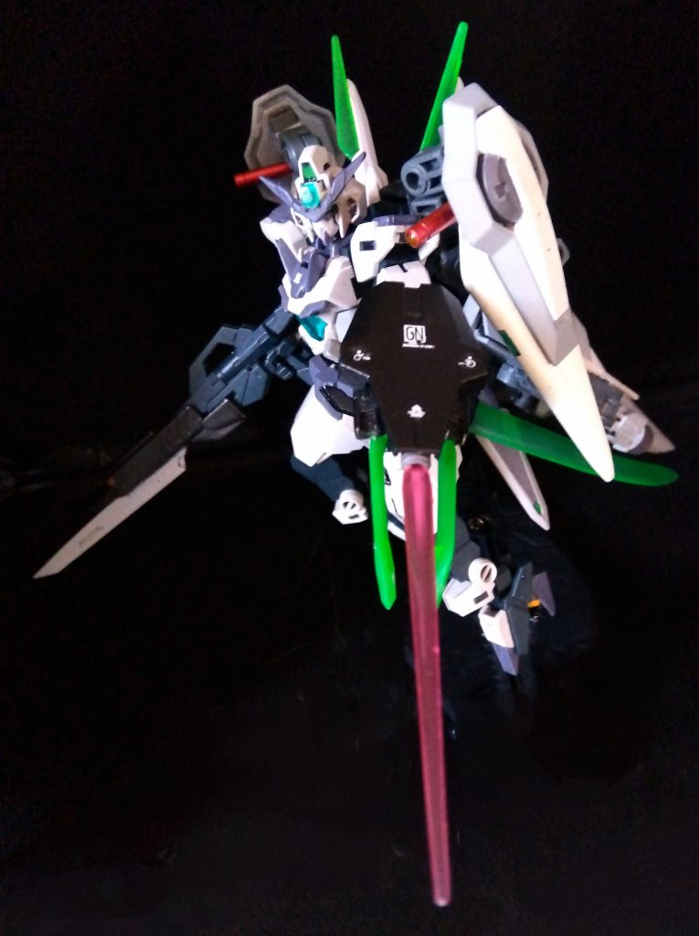 ビームガンからはサーベル発振も可能で、近接戦闘中の唐突なリーチ変更は使用ダイバーが好む戦法である GNバヨネットライフルとGNアサルトバックラーにより武装の持ち替えなく近接戦闘にも対応できるようになったため、ほとんど出番の無いGNサーベル…