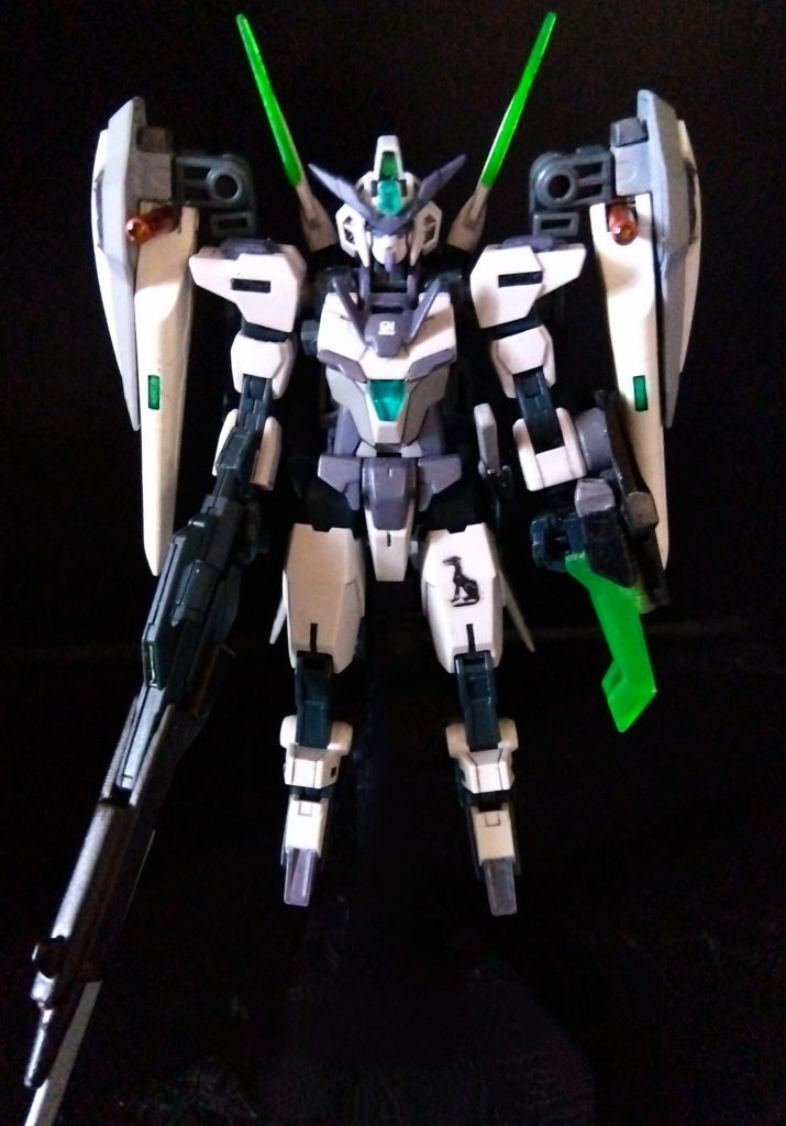 MOON3.5GUNDAM Aoに量子テレポート機能が実装された事により、それを使用(悪用)してGN-Cガンダム単体での相手拠点強襲等の機会が増えたため、元々物足りなさのあった攻撃面を中心に改修が施されたそれによりペットネームもGN-Cガンダム実戦仕様(GN‐Coregundam Combat Custom)としてGN‐C³(ジンクキューブ)に改められた …という設定をでっち上げる事になったのは、前作MOON3.5GUNDAM Aoの制作後、GN-CガンダムのV字アンテナが破損それを修理しようと弄ってたら、逆に再生不能な程バッキバキになって、部品注文もままならないこのご時世、プルタインの余剰パーツを使ったり、あまり気に入ってなかったシールドを再製作したりしてたら割と印象が変わったので、せっかくだから再投稿ありがとう!コアガンダムII+のフェイスデザインを変えてくれたヒロトさん!そして海老川さん!!