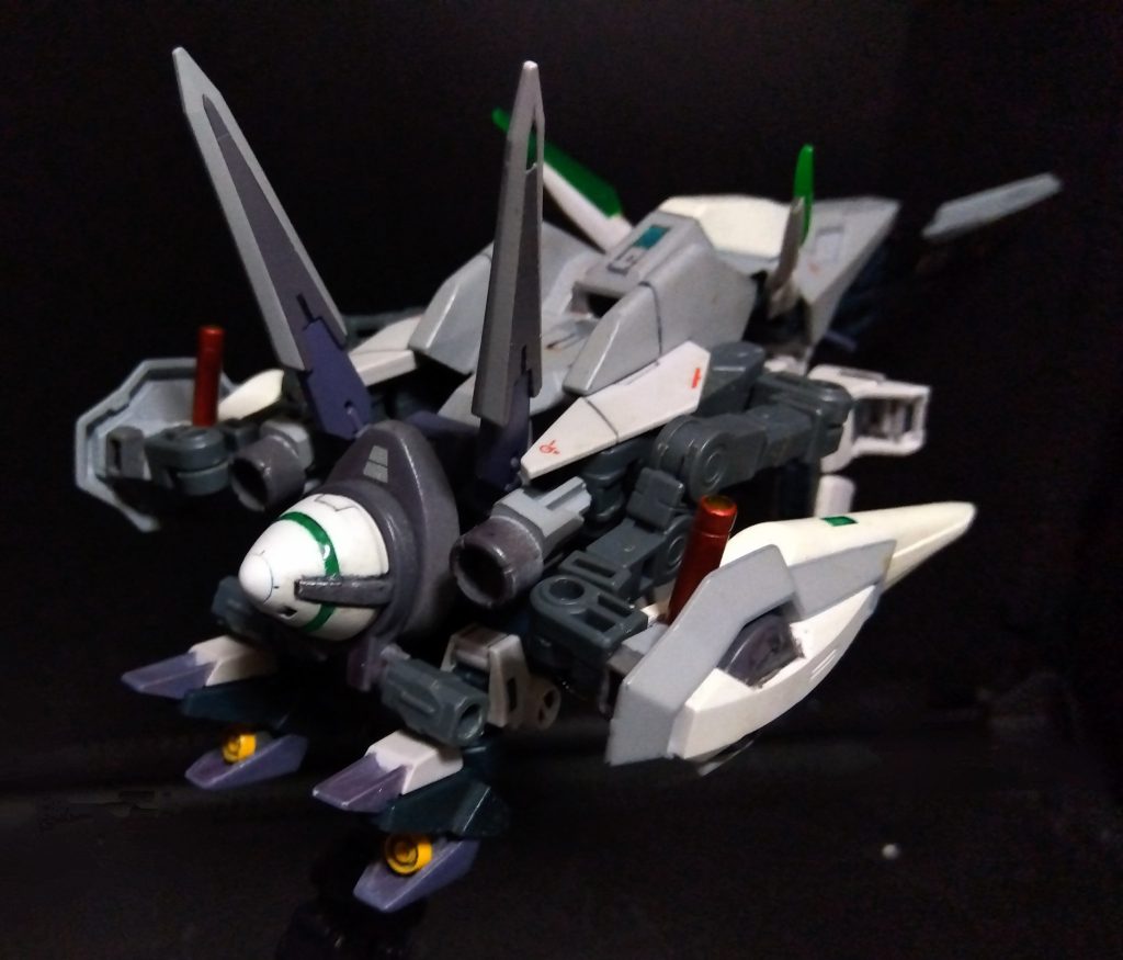 コアフライヤー形態ではEカーボンビットは垂直尾翼となり、GNアサルトバックラーは腹部に装着されるヒールに増設されたGNスラスターよって機動性とGN粒子でも緩和しきれない加速Gも更に増しているこれでトランザムでもした日には……