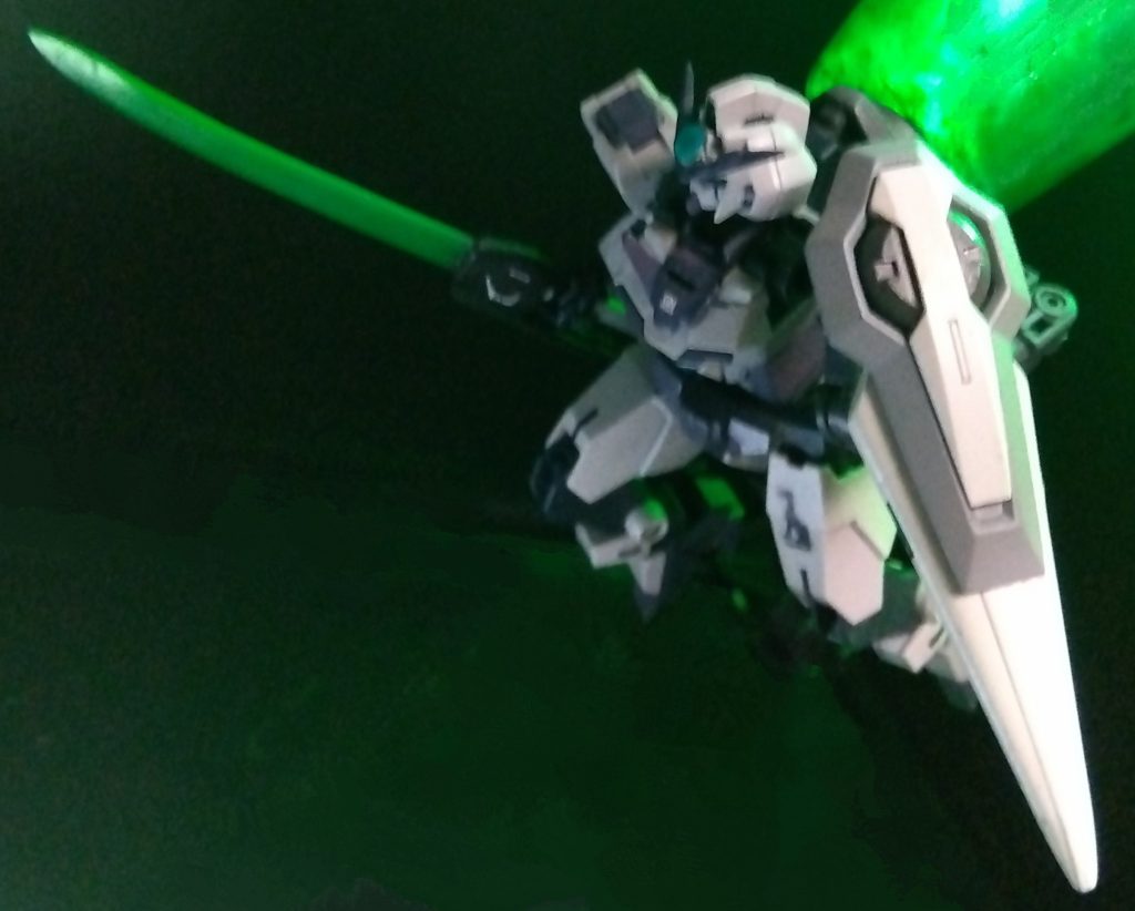 色々と武装を追加しましたが、最終的には装備の大半をロストしてからの斬り合いが素敵と思うの 「リミッターオールカット!ハロ、トランザムは!?」 「デキネーヨバーカ!デキネーヨバーカ!」 「あ、そっすか…」 劇場版00でサバーニャが欠損した腕をシールドでカバーするのめっちゃ好き