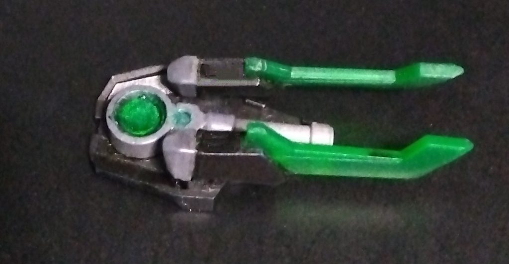 盾の裏側にGNコンデンサを備え、ビットやビームガンへの粒子供給を行う