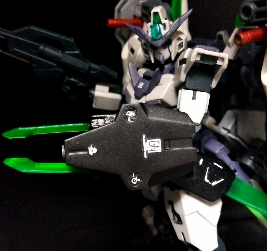 GNアサルトバックラー小型盾であったGNバックラーにビットキャリアー機能とビームガンを増設