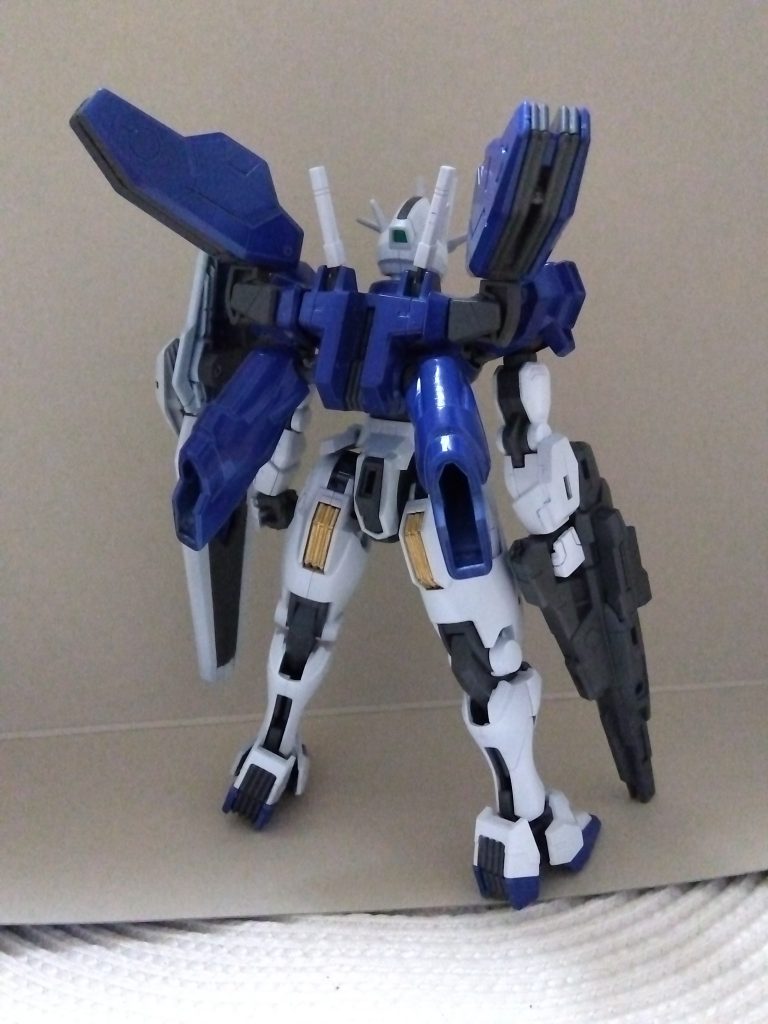 背後から。羽を金色で塗ったのですが、基部と干渉してしまうので展開しない場合は外しています。