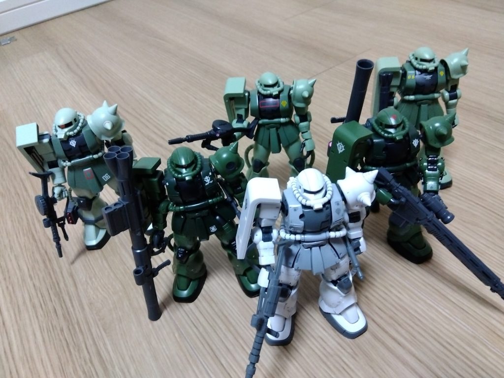 オリジンザク、HGUCザク(旧HGUC、リバイブ版、リバイブ版二体目)と共に。HGUCは、緑の色が薄いですね。