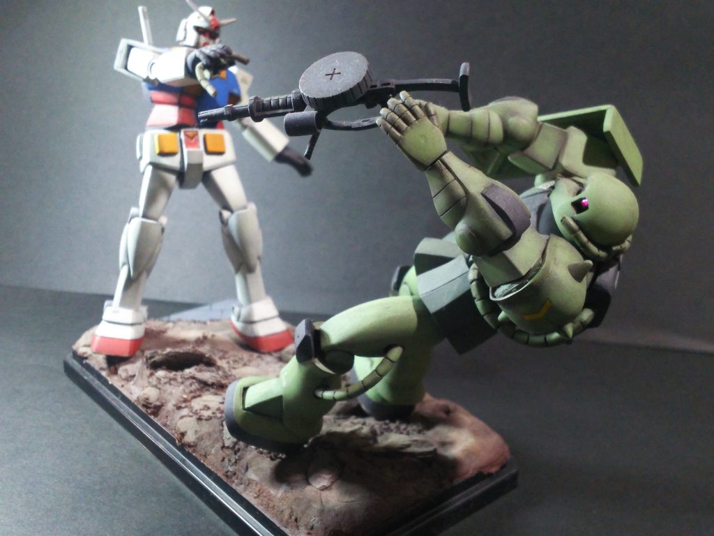 ガンダムとザクは台座に固定しています。押されて倒れかけているザクを作りました。