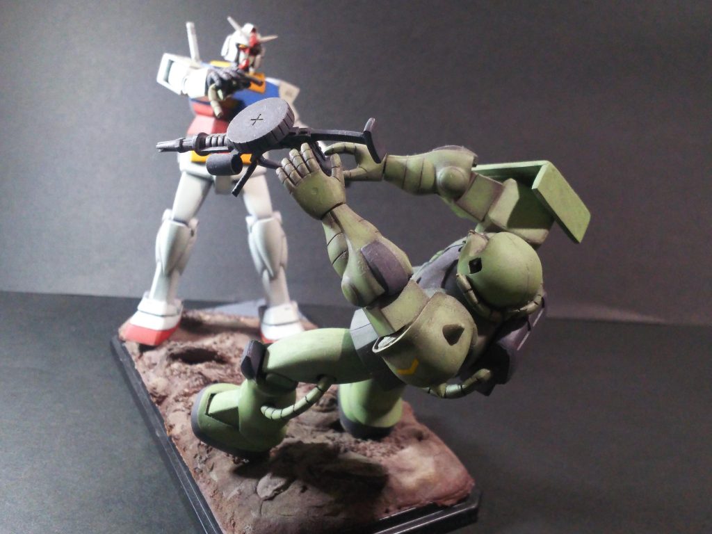 ザクマシンガンは倒れた拍子に手から離れた表現に。マシンガンと手は真鍮線でつないでいます。