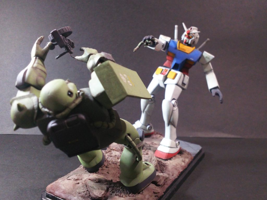 ガンダム、ザクとも表情を付けるために旧型ザクの平手に変更。ザクのシールドはプラ板で大型化。バックパックも厚みを持たせています。