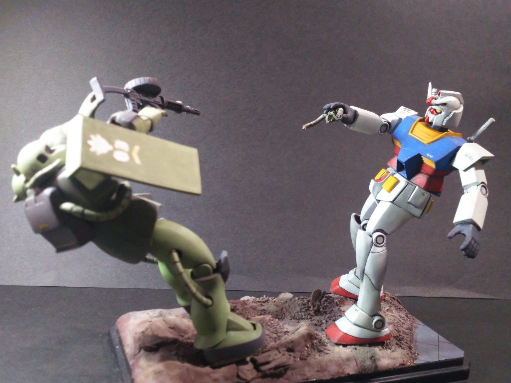 一応この角度で固定されています。ガンダムは腰の部分で切り離し、若干角度をつけています。